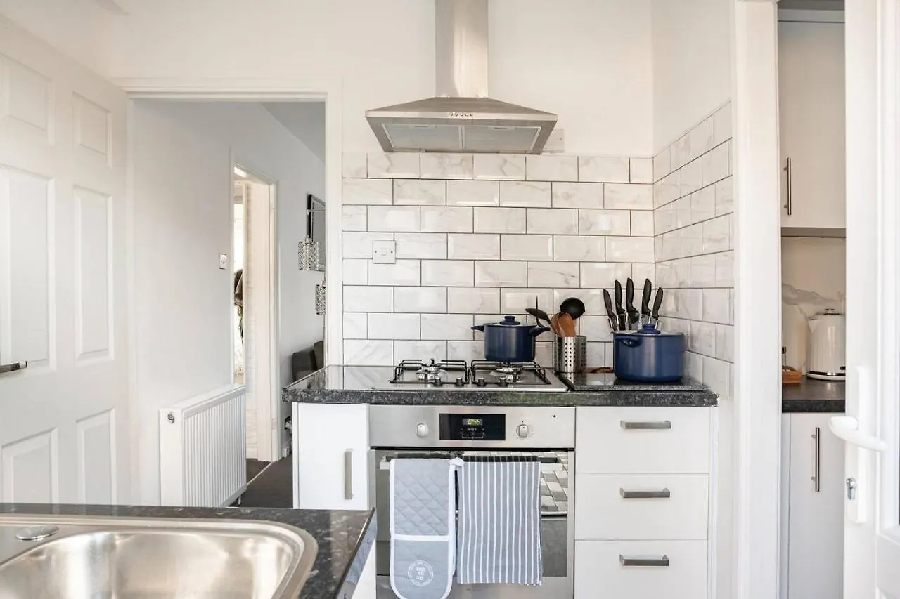 Moydom Cosy Apt Sleeps 4 With Self Breakfast & Carpark Redbridge 0*,  United Kingdom